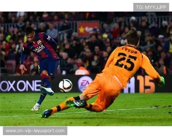 内马尔拖球变向进入中路，巴西再次创造连击场面——从球场到训练场的节拍